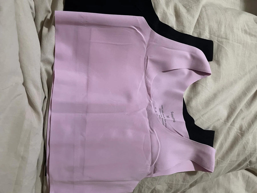 Photo d’une brassière rose posée à plat sur un lit